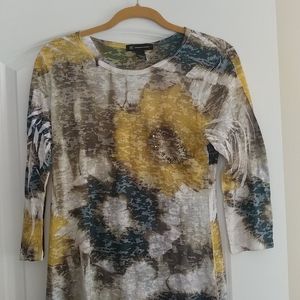 Womens 3/4 sleeve shirt runs small great condition